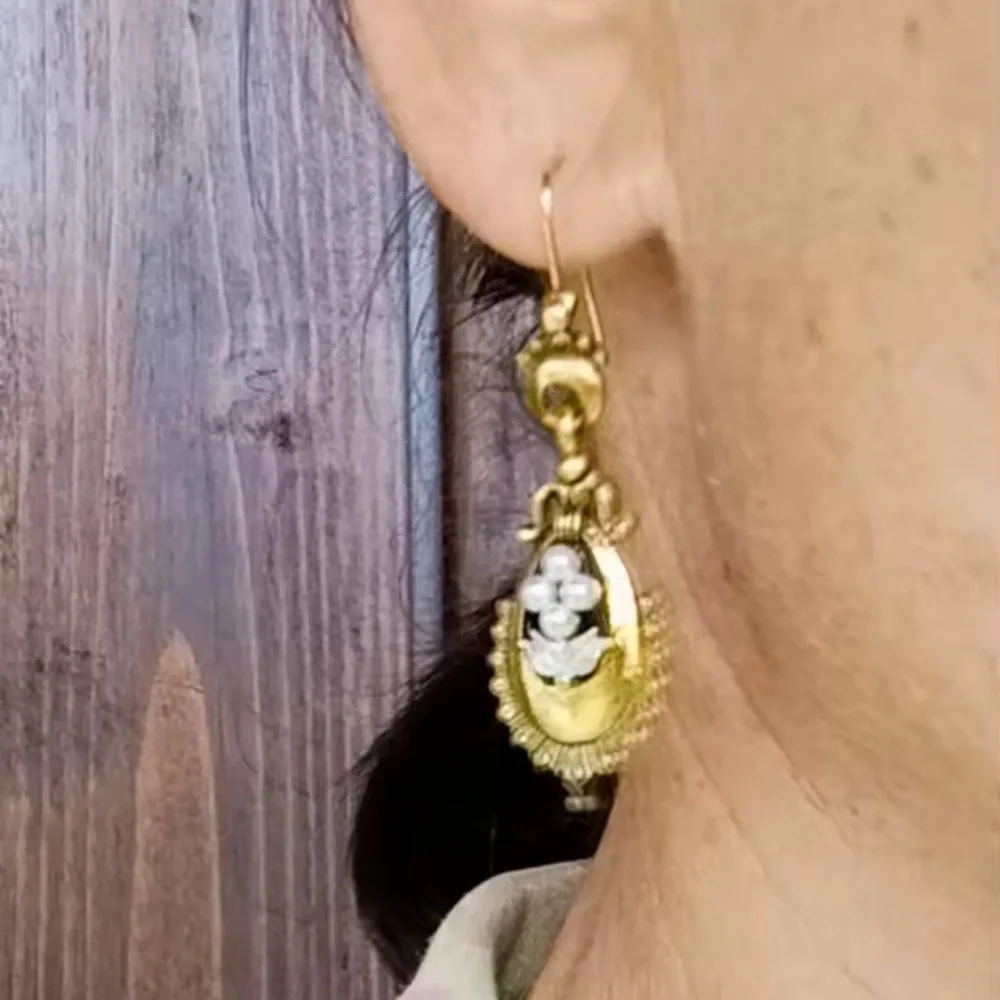 Vintage Gold Pearls & Leaf Earrings - Picture 4 of 6